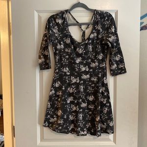 Cute floral dress, quarter length leaves. Cute for summer/ fall